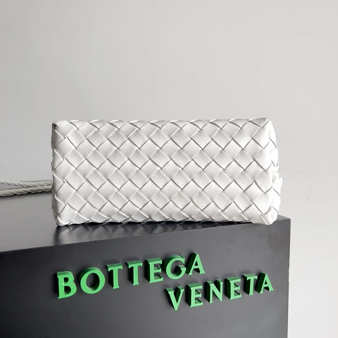 The 2023 new Andiamo batch of 1860 BV has been shipped‼ ️Really popular🔥The new Andiamo woven handbag launched by Bottega Veneta this season is really popular all over the world! ! Celebrities at home and abroad have worn it, and Oscar-winning actress Michelle Yeoh has taken it out on the street. Song Jia, Trai Yara, Yu Feihong, Sanji Ayaka, Rosie Hunting-Whiteley, Yoshioka Riho, etc. have all picked up this bag. It is classic and versatile, showing off its temperament, and the bag capacity is also large, which is very convenient for daily commuting! ! A variety of carrying methods, the shoulder straps can be adjusted by yourself, the original lambskin feels soft and delicate, and the neutral style is made to break gender boundaries and bring a more practical and longer-lasting use experience. Andiamo, which has both elegant and casual styles, perfectly interprets the true appearance of "fashionable old money style". Style number: 743568 Size: 25*22*10.5cm